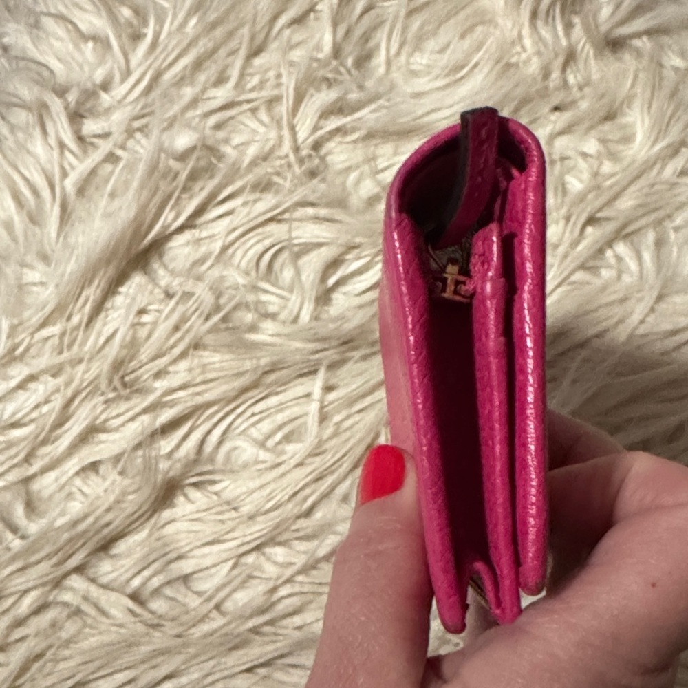 Gucci Fuchsia Compact Leather Wallet - Picture 4 of 15